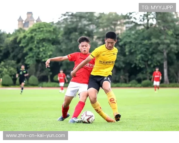 球星在训练赛后亲自为年轻球员写下鼓励信，团队文化暖人心