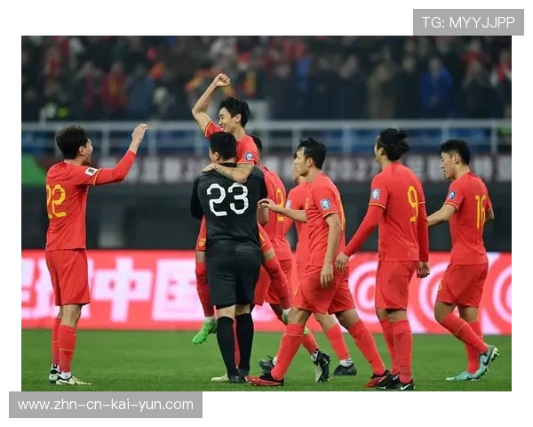 足球主帅欲动手被拦下！场边失控